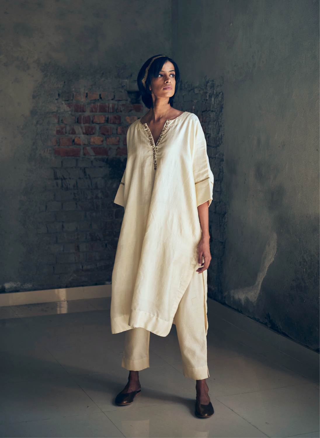 Kaftan In Ivory Silk With Pants