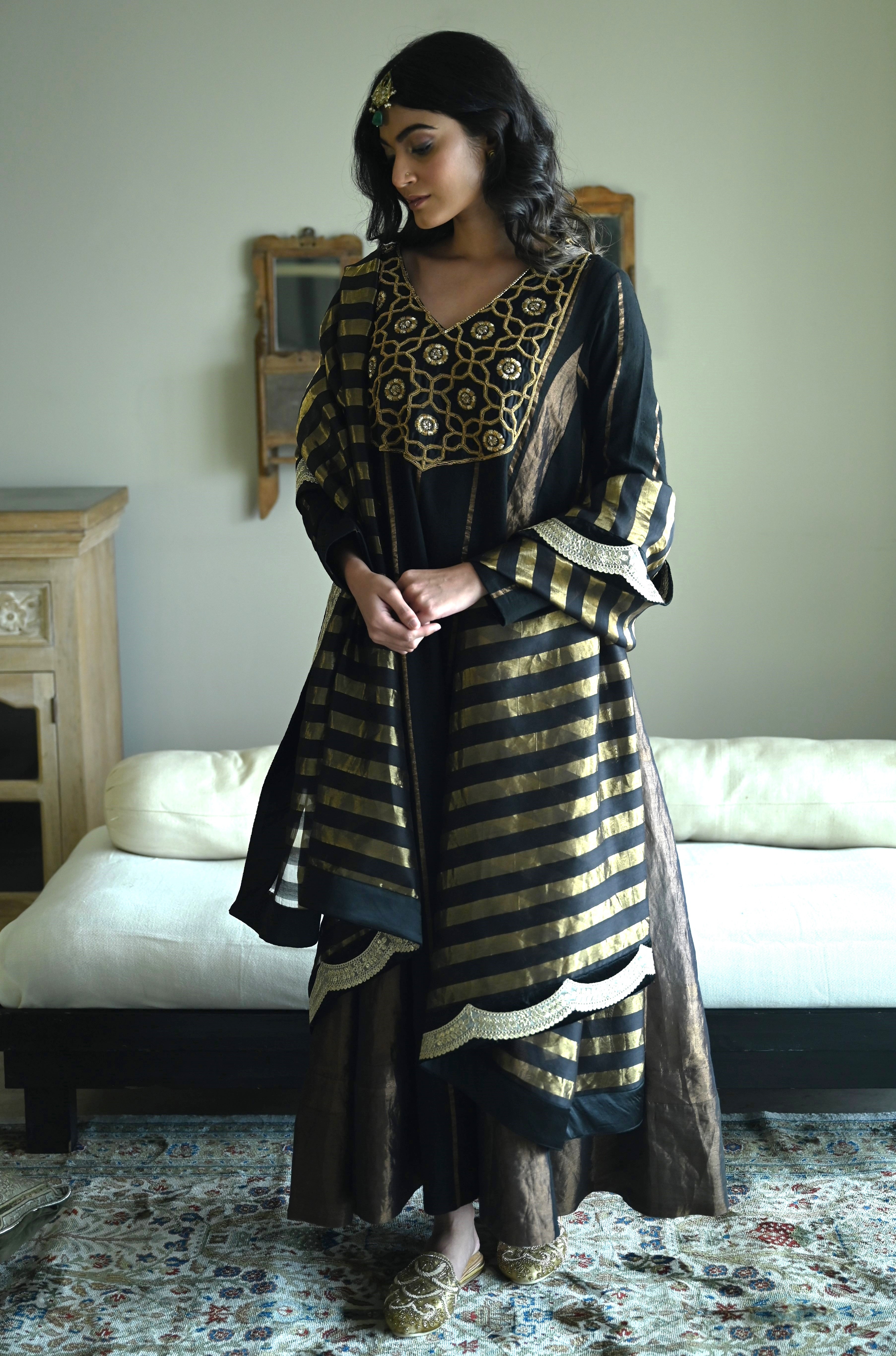 Lakeerein Kala Dupatta in stripe Tissue