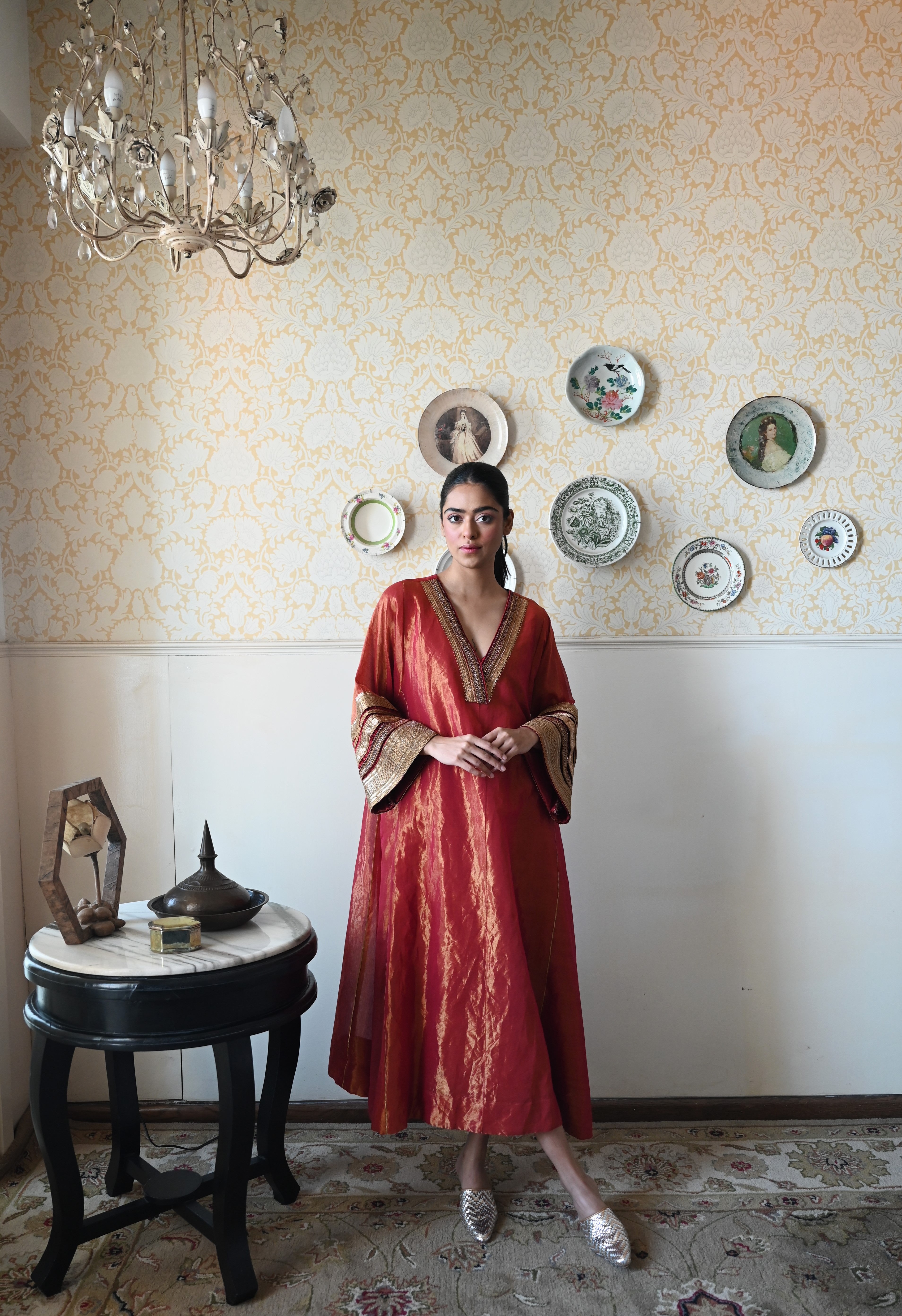 Waheeda with kalis in Red tissue