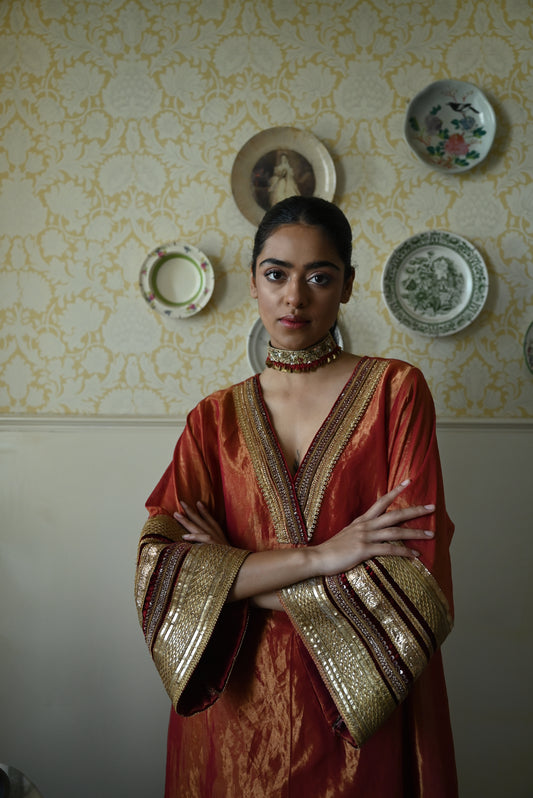 Waheeda with kalis in Red tissue