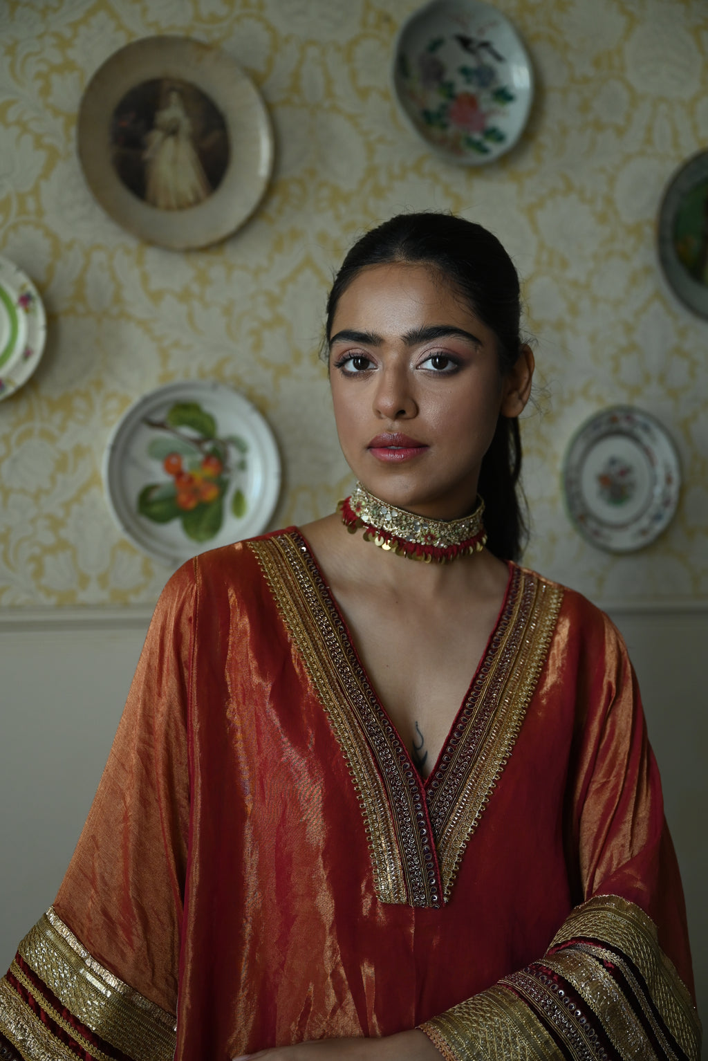 Waheeda with kalis in Red tissue