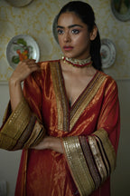 Waheeda with kalis in Red tissue