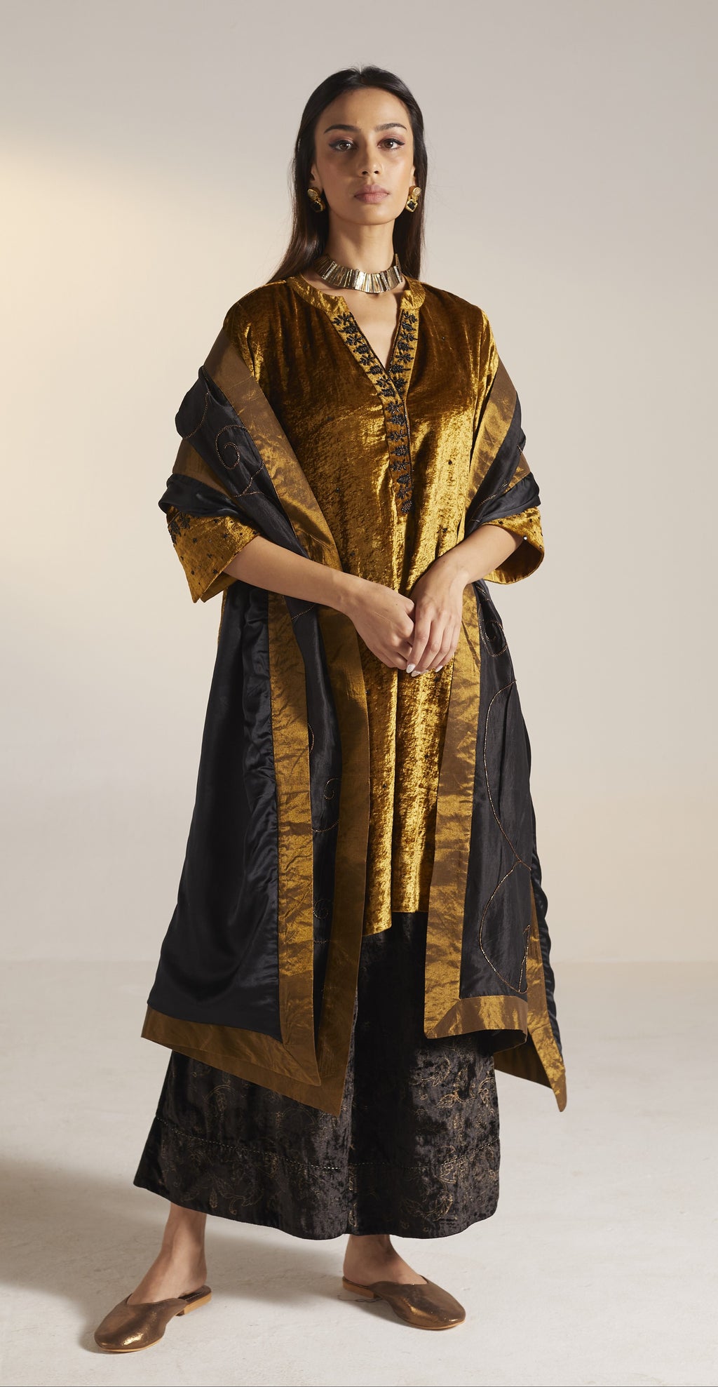 Dupatta in embroidered Black Mulberry Silk