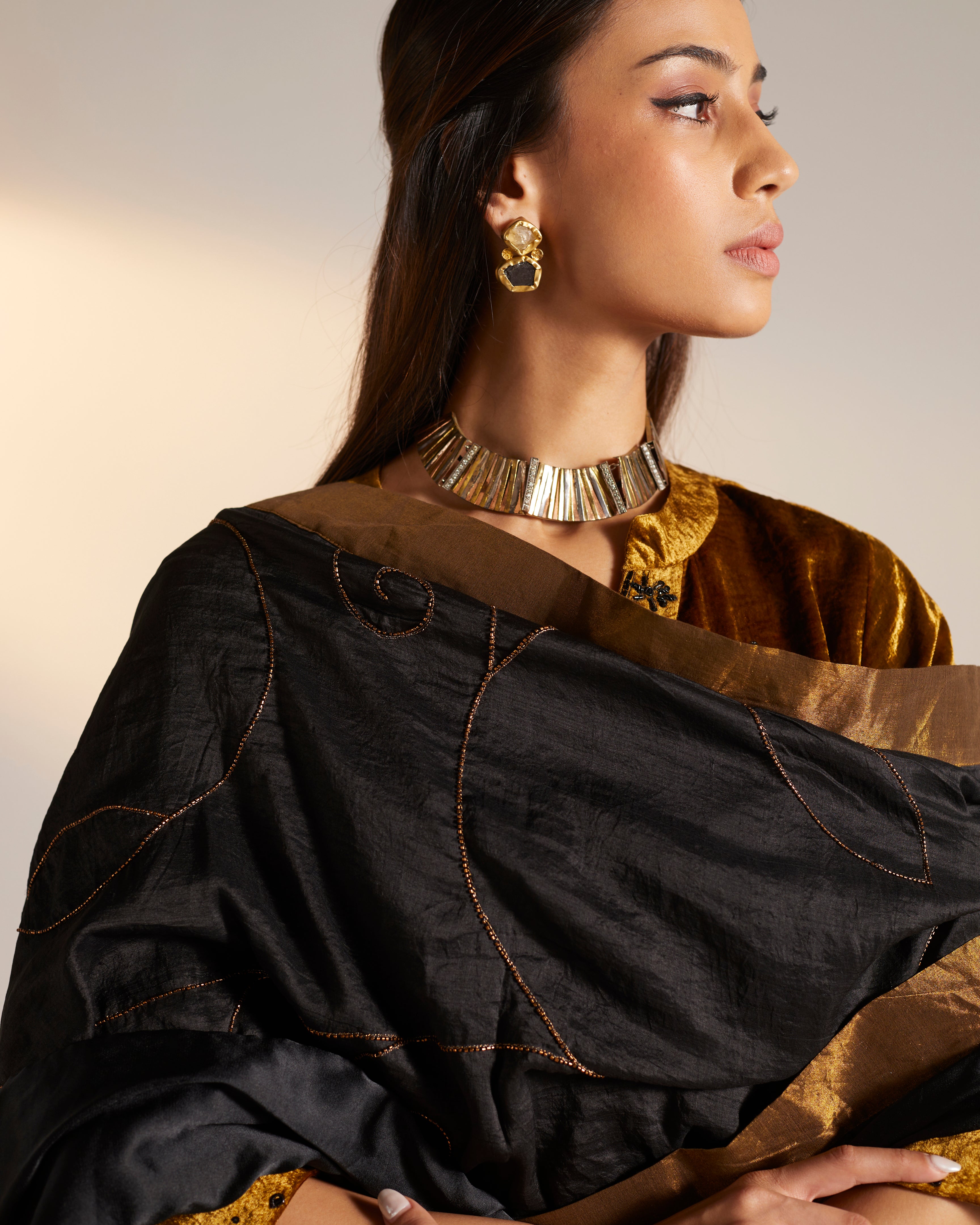 Dupatta in embroidered Black Mulberry Silk