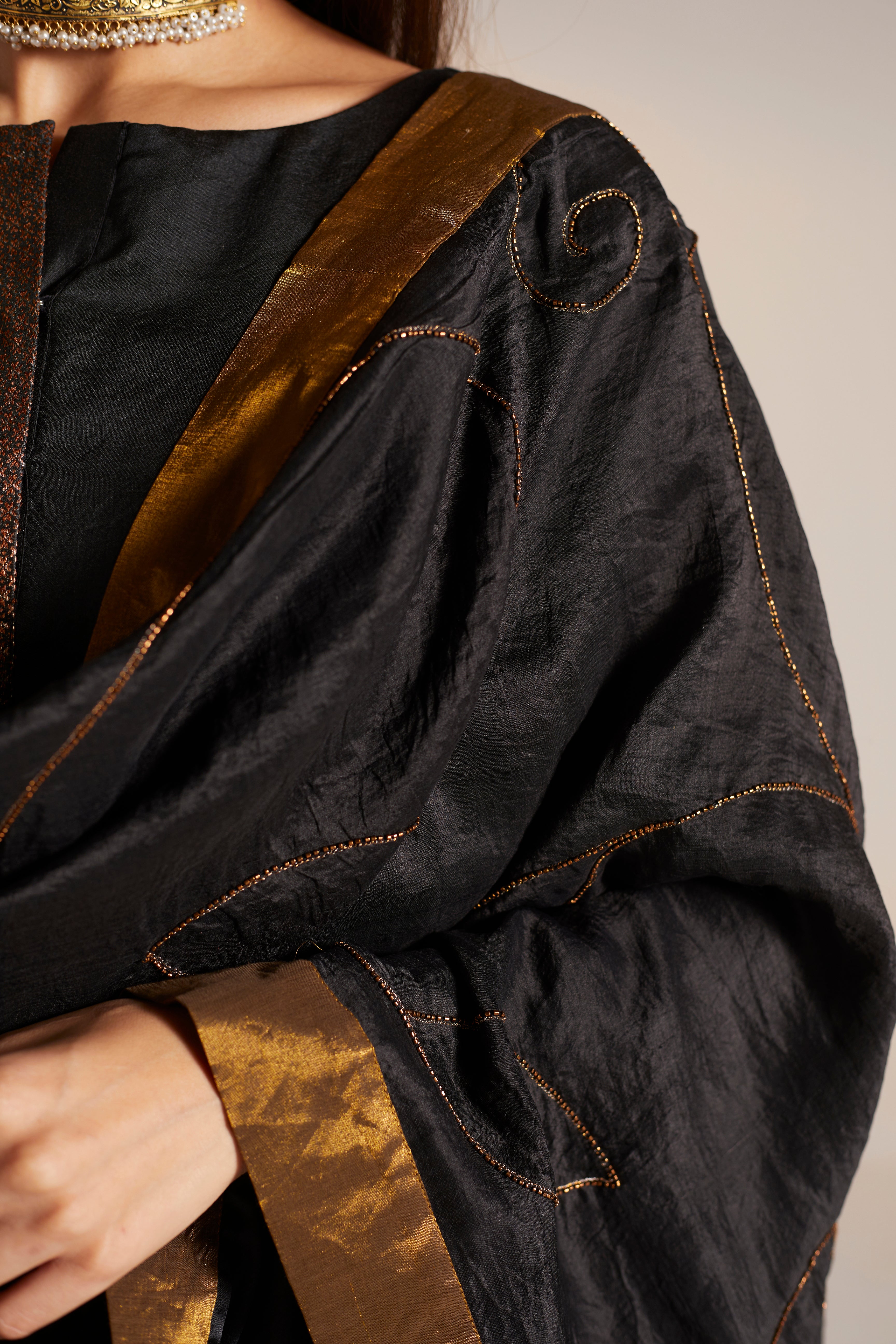 Dupatta in embroidered Black Mulberry Silk