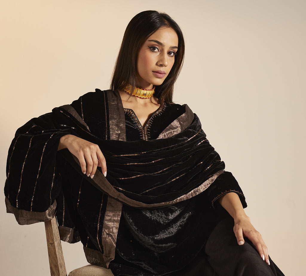 Dupatta in embroidered Black Velvet